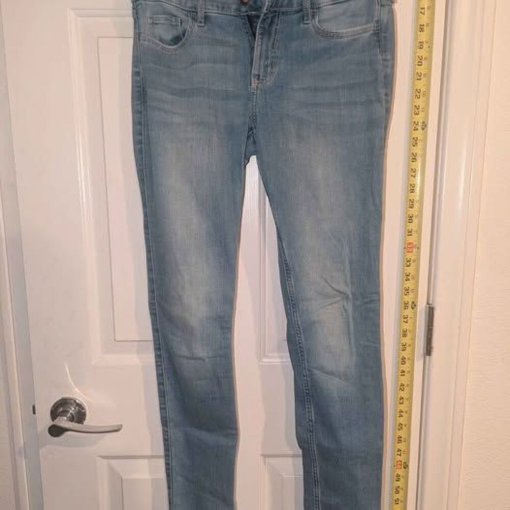 Hollister low-rise super skinny light wash denim jeans in size 5L (W27 L32)